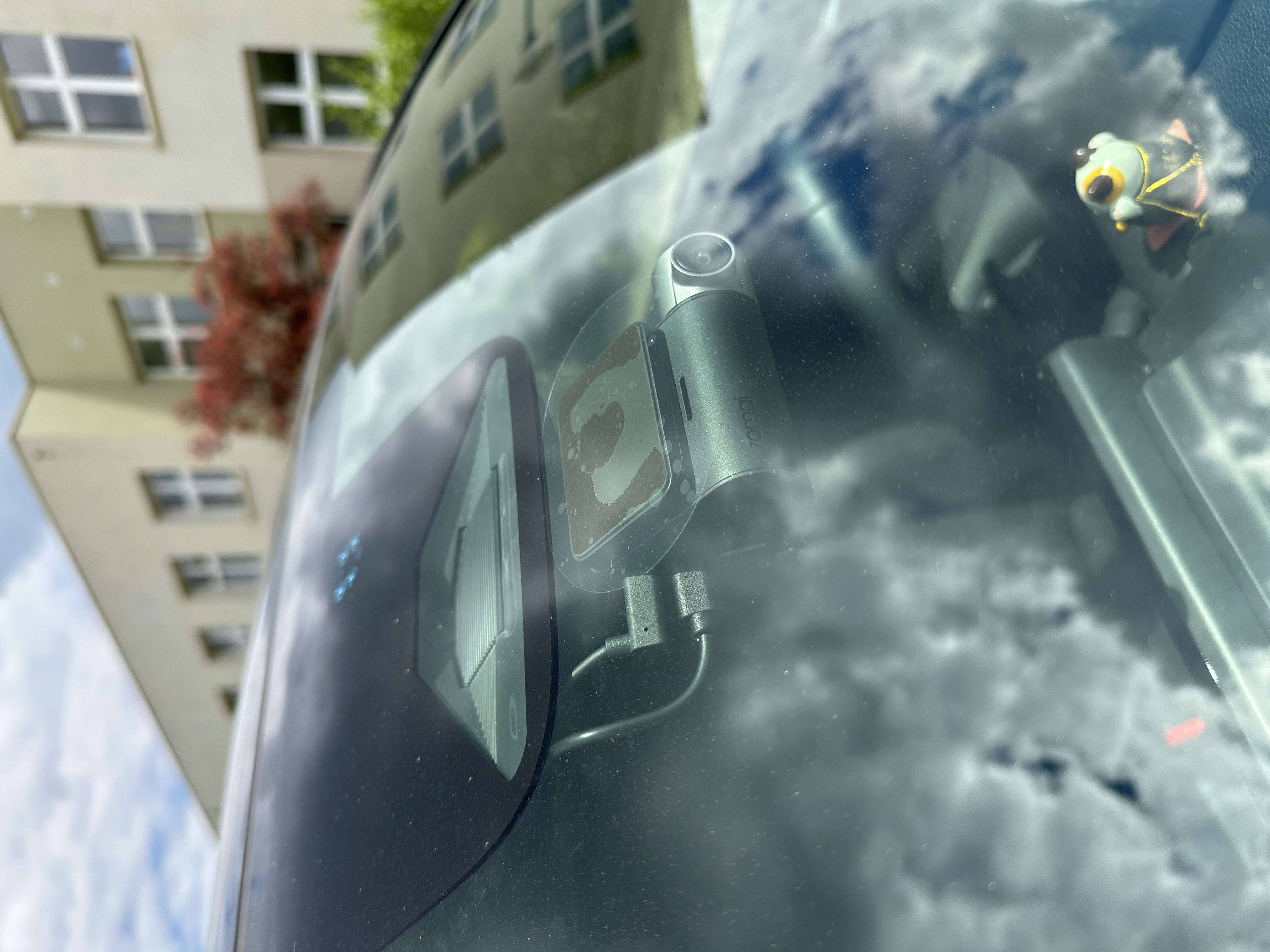 Wideorejestrator przód – widok przez szybę, przewody znikają w plastikach