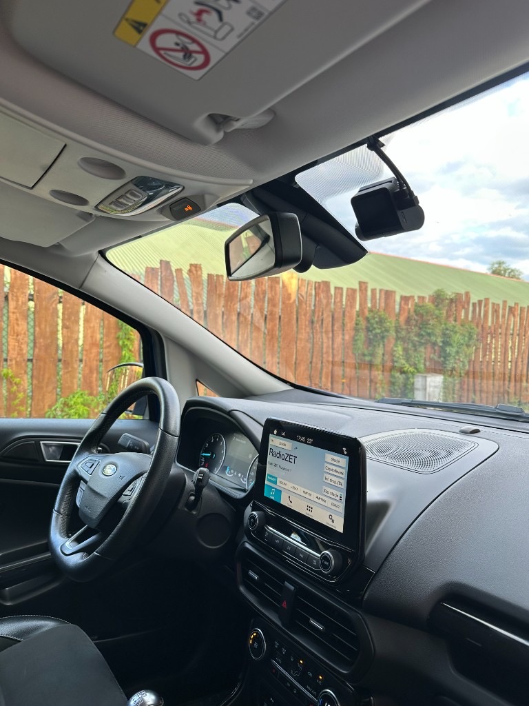 Montaż wideorejestratora w Ford EcoSport 2018 – kamera przód przy lusterku, przewody ukryte w podsufitce