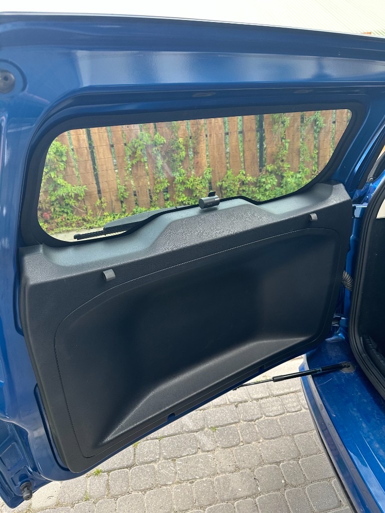 Ford EcoSport 2018 – kamera tylna wideorejestratora zamontowana na listwie wewnątrz klapy bocznej